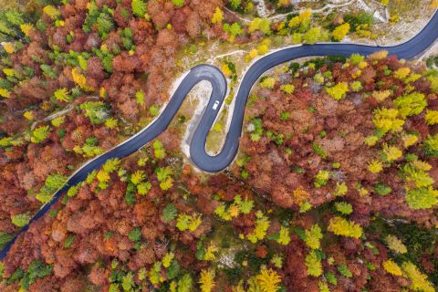 Kronkelende weg in Slovenië