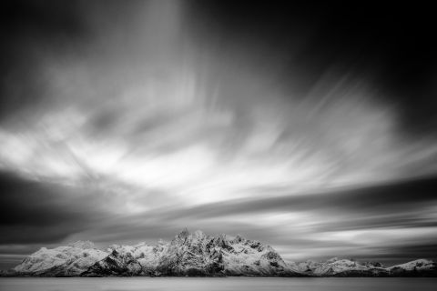 Extreem lange sluitertijd visualiseert dynamiek in de wolken