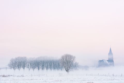 Kerk van Avelgem in mistig winterlandschap