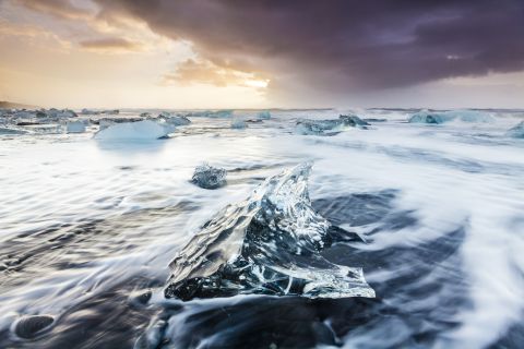 IJsblok op zwart strand