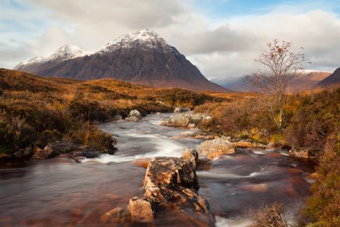 Berg en rivier in Schotland