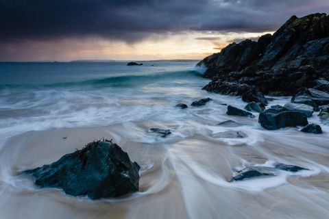 Golven op een strand in Cornwall